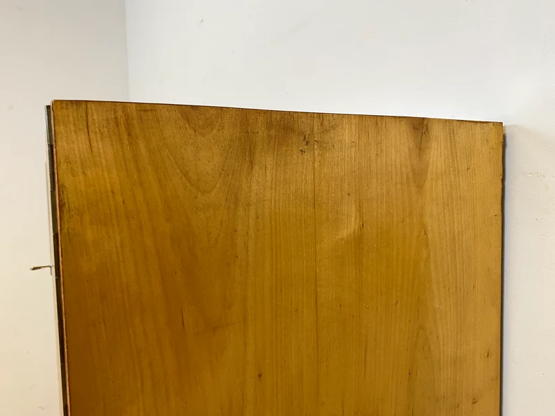 Stilvolle 50er Jahre Vitrine aus vollem Holz in Maserbirke