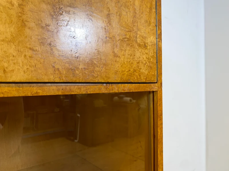 Stilvolle 50er Jahre Vitrine aus vollem Holz in Maserbirke