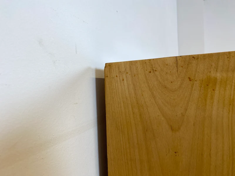 Stilvolle 50er Jahre Vitrine aus vollem Holz in Maserbirke mit Schubladen