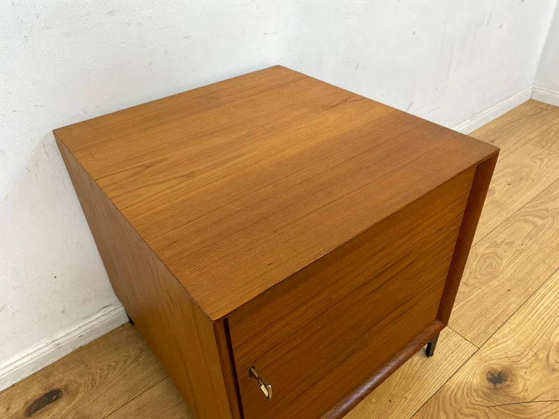 Stilvolle kleine skandinavische Kommode in Teakholz auf neuen Metallfüßen I Schränkchen Lowboard Nachttisch Nachtkommode Nachtschrank Danish Design Mid-Century Vintage I