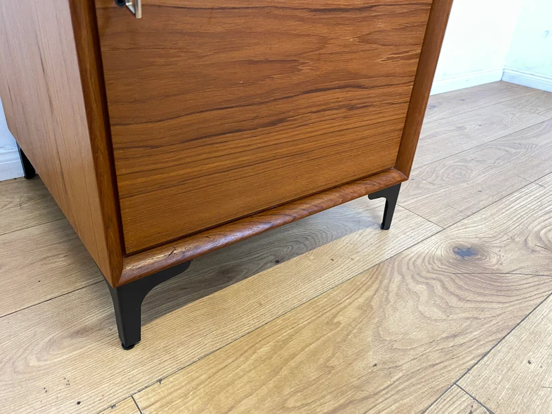 Stilvolle kleine skandinavische Kommode in Teakholz auf neuen Metallfüßen I Schränkchen Lowboard Nachttisch Nachtkommode Nachtschrank Danish Design Mid-Century Vintage I