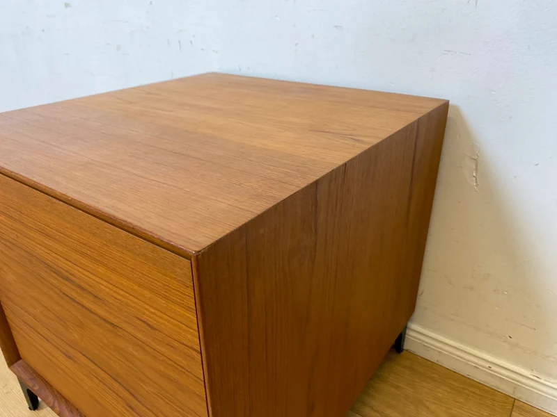 Stilvolle kleine skandinavische Kommode in Teakholz auf neuen Metallfüßen I Schränkchen Lowboard Nachttisch Nachtkommode Nachtschrank Danish Design Mid-Century Vintage I