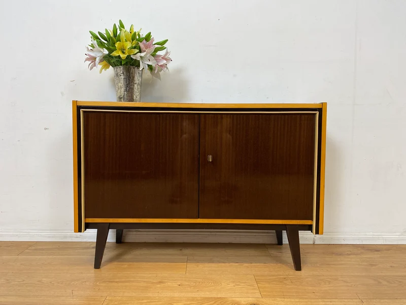 Stilvolles dunkles 60er Jahre Sideboard mit konischen Füßen und Messing Beschlag I Kommode Schrank Wäschekommode Fernsehkommode TV Lowboard Board 50er Rockabilly Vintage I