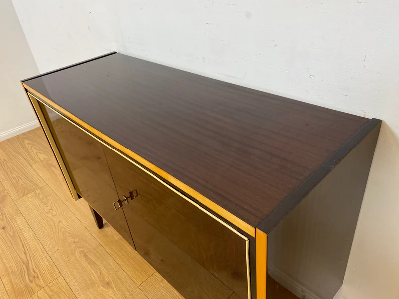 Stilvolles dunkles 60er Jahre Sideboard mit konischen Füßen und Messing Beschlag I Kommode Schrank Wäschekommode Fernsehkommode TV Lowboard Board 50er Rockabilly Vintage I