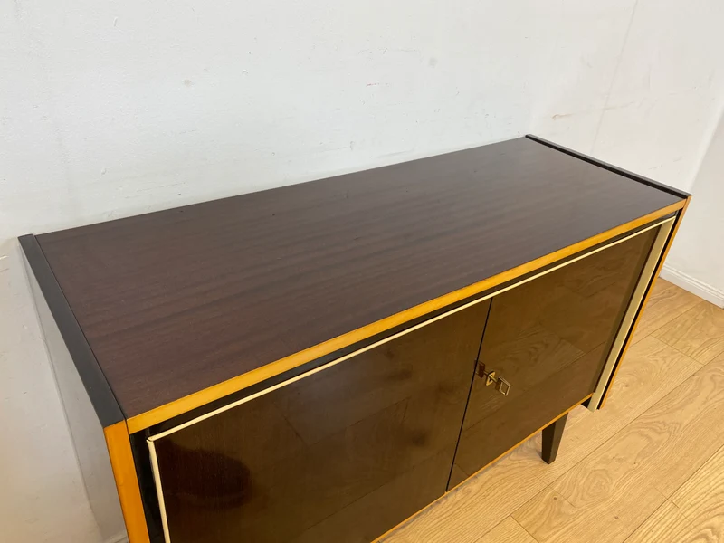 Stilvolles dunkles 60er Jahre Sideboard mit konischen Füßen und Messing Beschlag I Kommode Schrank Wäschekommode Fernsehkommode TV Lowboard Board 50er Rockabilly Vintage I