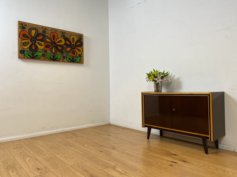 Stilvolles dunkles 60er Jahre Sideboard mit konischen Füßen und Messing Beschlag I Kommode Schrank Wäschekommode Fernsehkommode TV Lowboard Board 50er Rockabilly Vintage I