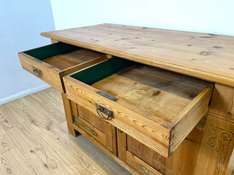 Wunderschöner handverzierter heller antiker Schrank mit Schubladen und Messingbeschlägen I Vollholz I Anrichte Kommode Weichholzkommode Büfett Buffet Jugendstil Vintage I