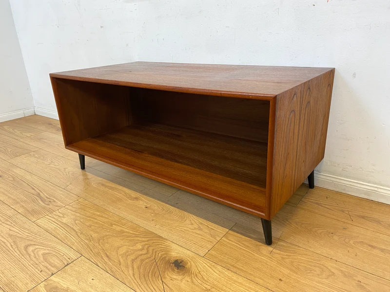 Stilvolles offenes skandinavisches Vintage Lowboard in Teakholz auf neuen Metallfüßen I Sideboard Kommode TV-Lowboard Regal Bücherregal Bank Board Phone Möbel Danish Design Mid-Century Teak I