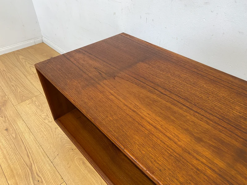 Stilvolles offenes skandinavisches Vintage Lowboard in Teakholz auf neuen Metallfüßen I Sideboard Kommode TV-Lowboard Regal Bücherregal Bank Board Phone Möbel Danish Design Mid-Century Teak I