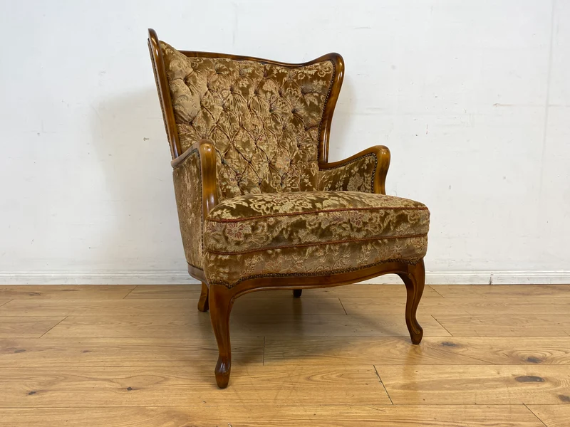 Wunderschöner Chippendale Sessel mit handverziertem Holzrahmen, samtartigem Altrosa Brokat Bezug & Federkern I Lesesessel Ohrensessel Sitzgarnitur Barock Vintage Stilmöbel I