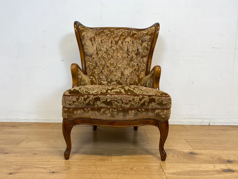 Wunderschöner Chippendale Sessel mit handverziertem Holzrahmen, samtartigem Altrosa Brokat Bezug & Federkern I Lesesessel Ohrensessel Sitzgarnitur Barock Vintage Stilmöbel I