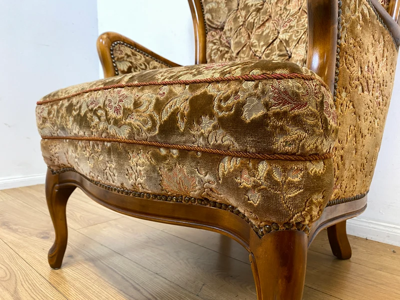 Wunderschöner Chippendale Sessel mit handverziertem Holzrahmen, samtartigem Altrosa Brokat Bezug & Federkern I Lesesessel Ohrensessel Sitzgarnitur Barock Vintage Stilmöbel I