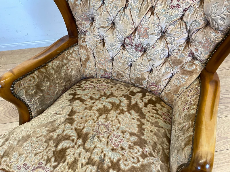 Wunderschöner Chippendale Sessel mit handverziertem Holzrahmen, samtartigem Altrosa Brokat Bezug & Federkern I Lesesessel Ohrensessel Sitzgarnitur Barock Vintage Stilmöbel I