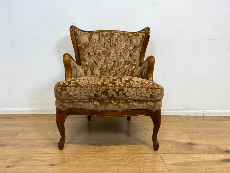 Wunderschöner Chippendale Sessel mit handverziertem Holzrahmen, samtartigem Altrosa Brokat Bezug & Federkern I Lesesessel Ohrensessel Sitzgarnitur Barock Vintage Stilmöbel I