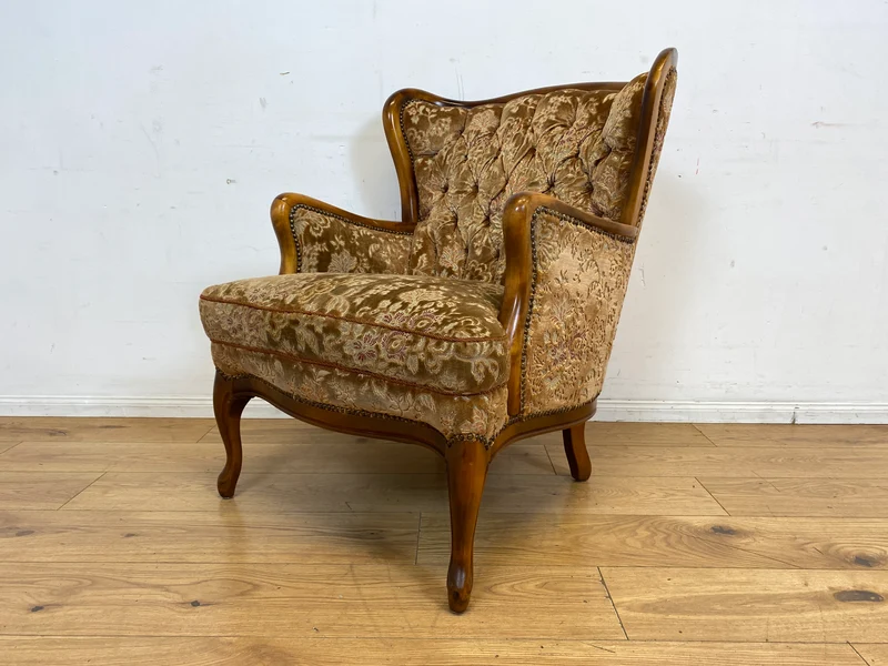 Wunderschöner Chippendale Sessel mit handverziertem Holzrahmen, samtartigem Altrosa Brokat Bezug & Federkern I Lesesessel Ohrensessel Sitzgarnitur Barock Vintage Stilmöbel I