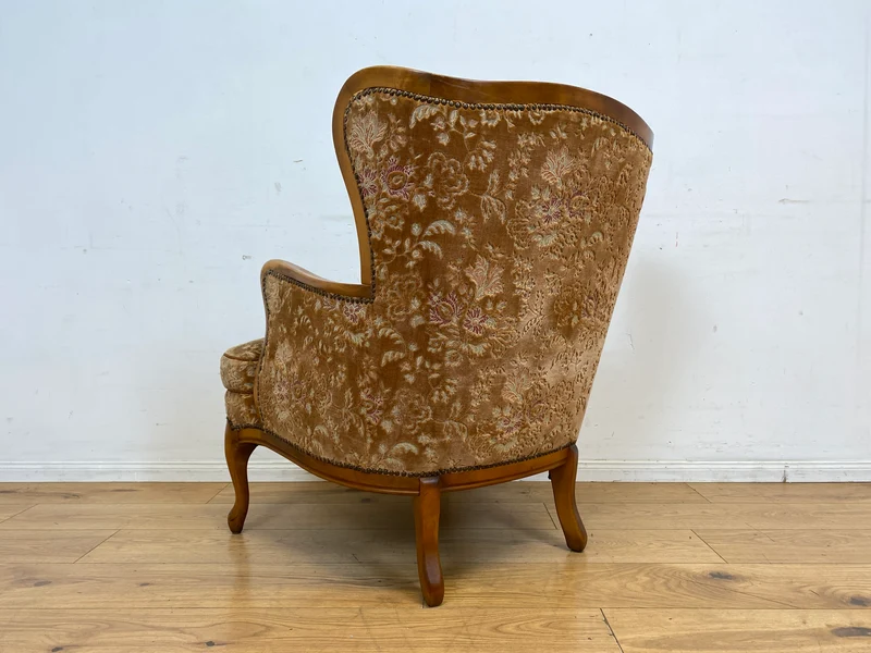 Wunderschöner Chippendale Sessel mit handverziertem Holzrahmen, samtartigem Altrosa Brokat Bezug & Federkern I Lesesessel Ohrensessel Sitzgarnitur Barock Vintage Stilmöbel I