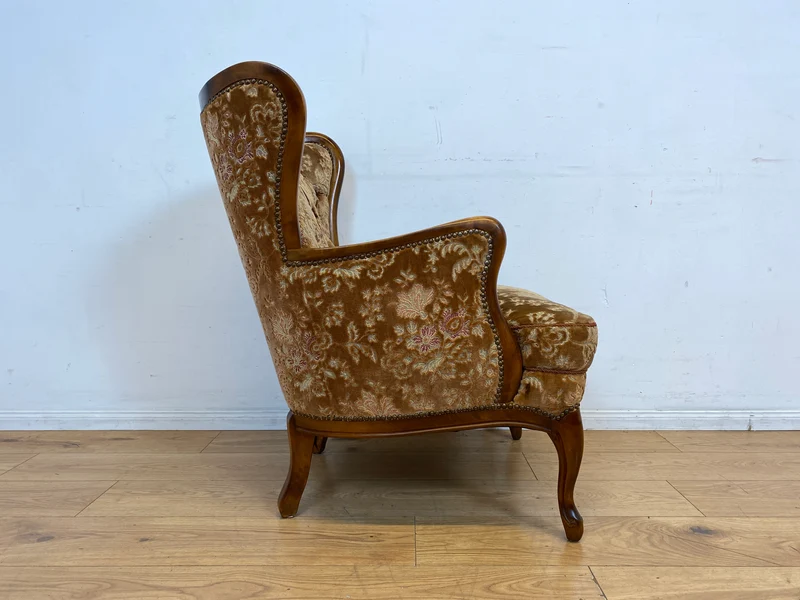 Wunderschöner Chippendale Sessel mit handverziertem Holzrahmen, samtartigem Altrosa Brokat Bezug & Federkern I Lesesessel Ohrensessel Sitzgarnitur Barock Vintage Stilmöbel I