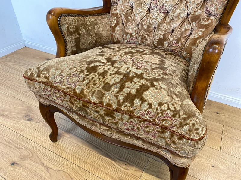 Wunderschöner Chippendale Sessel mit handverziertem Holzrahmen, samtartigem Altrosa Brokat Bezug & Federkern I Lesesessel Ohrensessel Sitzgarnitur Barock Vintage Stilmöbel I
