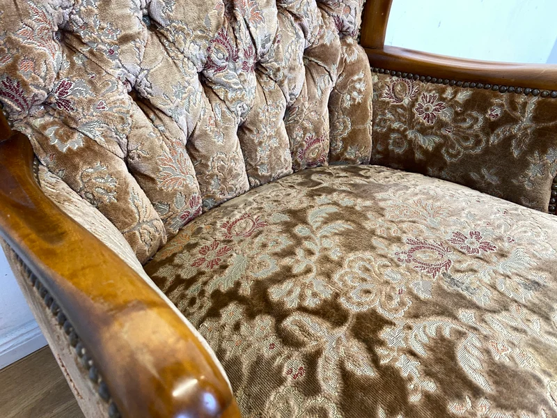 Wunderschöner Chippendale Sessel mit handverziertem Holzrahmen, samtartigem Altrosa Brokat Bezug & Federkern I Lesesessel Ohrensessel Sitzgarnitur Barock Vintage Stilmöbel I