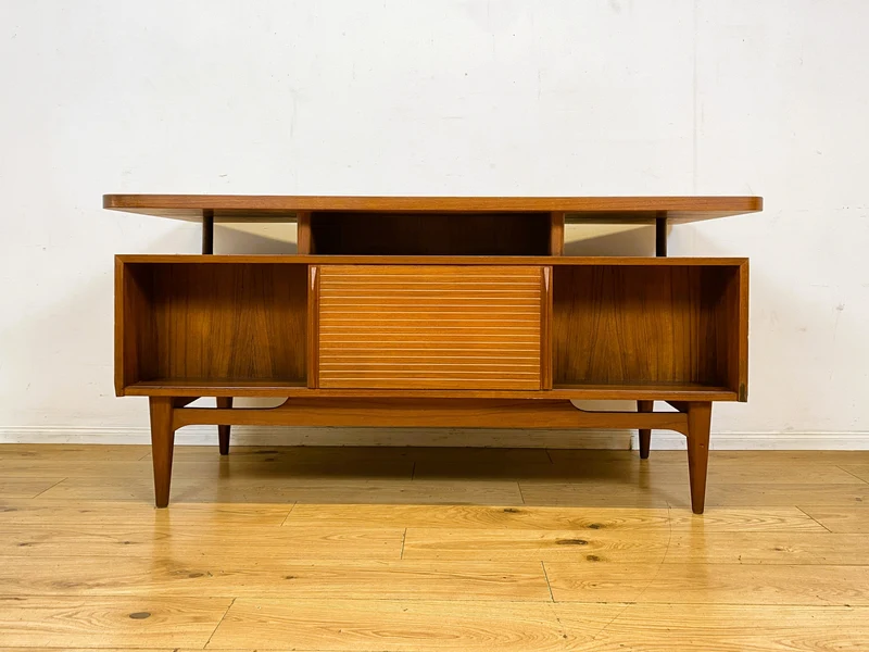 Formschöner freistellender skandinavischer Mid-Century Schreibtisch in Teakholz mit Regal an der Rückseite I Desk Arbeitstisch Bürotisch Cheftisch Danish Design Vintage Teak