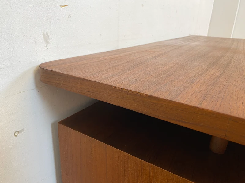 Formschöner freistellender skandinavischer Mid-Century Schreibtisch in Teakholz mit Regal an der Rückseite I Desk Arbeitstisch Bürotisch Cheftisch Danish Design Vintage Teak