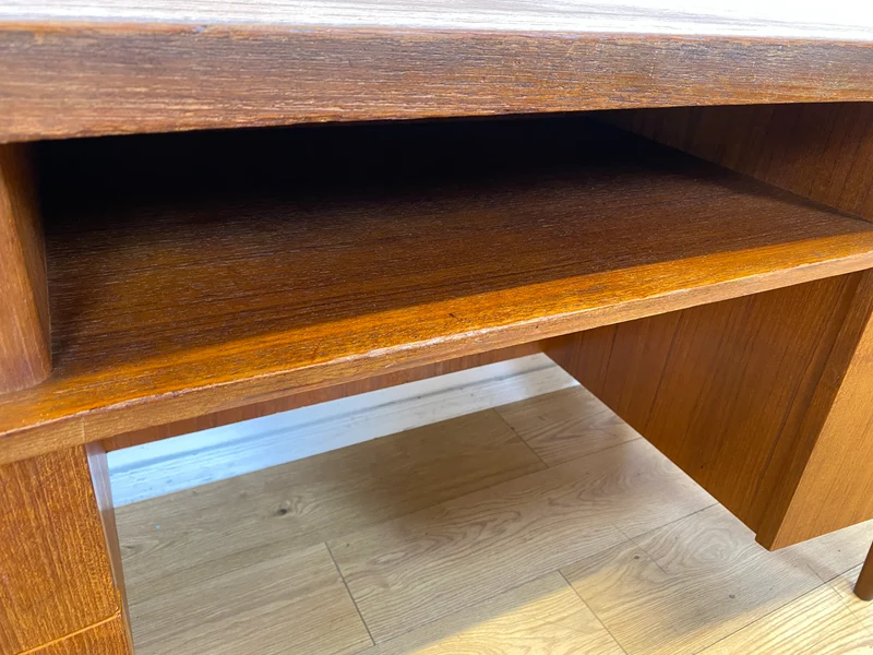 Formschöner freistellender skandinavischer Mid-Century Schreibtisch in Teakholz mit Regal an der Rückseite I Desk Arbeitstisch Bürotisch Cheftisch Danish Design Vintage Teak