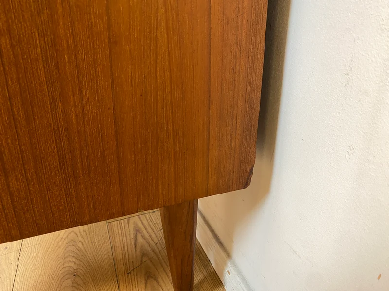 Formschöner freistellender skandinavischer Mid-Century Schreibtisch in Teakholz mit Regal an der Rückseite I Desk Arbeitstisch Bürotisch Cheftisch Danish Design Vintage Teak