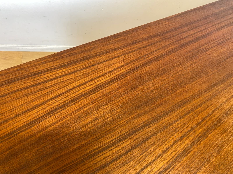 Formschöner freistellender skandinavischer Mid-Century Schreibtisch in Teakholz mit Regal an der Rückseite I Desk Arbeitstisch Bürotisch Cheftisch Danish Design Vintage Teak