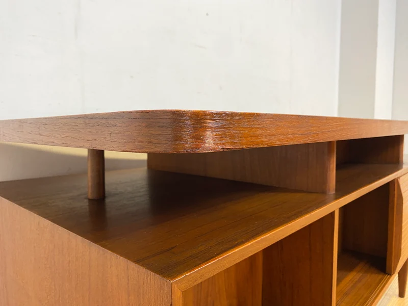Formschöner freistellender skandinavischer Mid-Century Schreibtisch in Teakholz mit Regal an der Rückseite I Desk Arbeitstisch Bürotisch Cheftisch Danish Design Vintage Teak