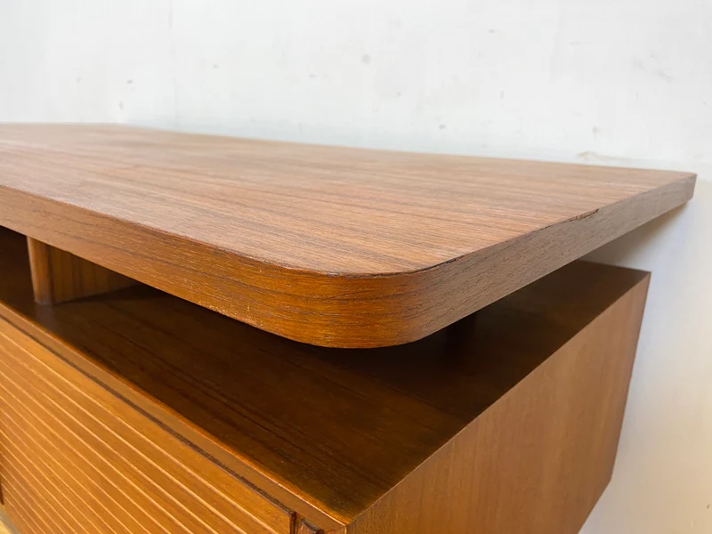 Formschöner freistellender skandinavischer Mid-Century Schreibtisch in Teakholz mit Regal an der Rückseite I Desk Arbeitstisch Bürotisch Cheftisch Danish Design Vintage Teak