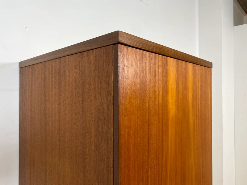 Hochwertiger skandinavischer Mid-Century Kleiderschrank mit Schubladen I Vollholz in Teak I Schrank Wäscheschrank Garderobe Flurschrank Teakholz Danisch Design Vintage I