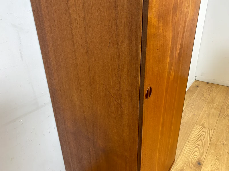 Hochwertiger skandinavischer Mid-Century Kleiderschrank mit Schubladen I Vollholz in Teak I Schrank Wäscheschrank Garderobe Flurschrank Teakholz Danisch Design Vintage I