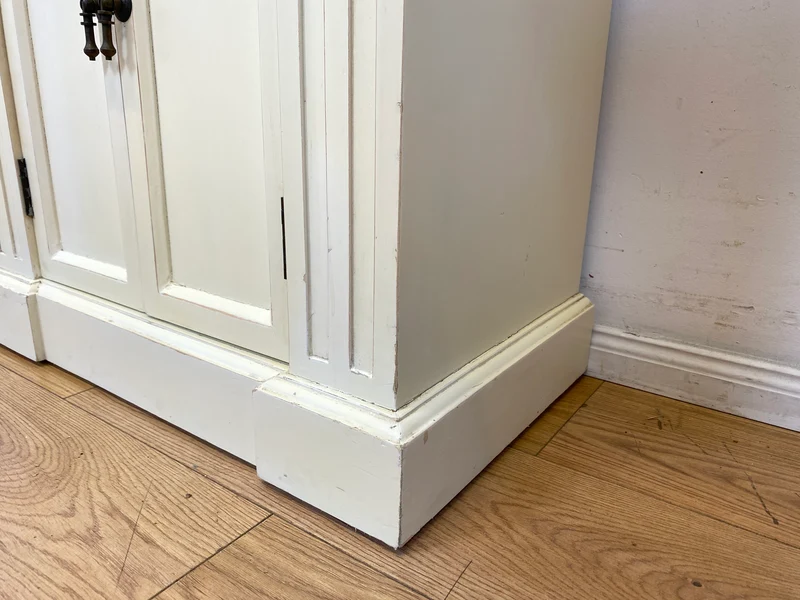 Sehr schöner weißer Vintage Schrank im antiken Stil mit Schubladen und Messinggriffen I Kommode Flurkommode Garderobe Wäschekommode Schuhkommode Schuhschrank Garderobe I
