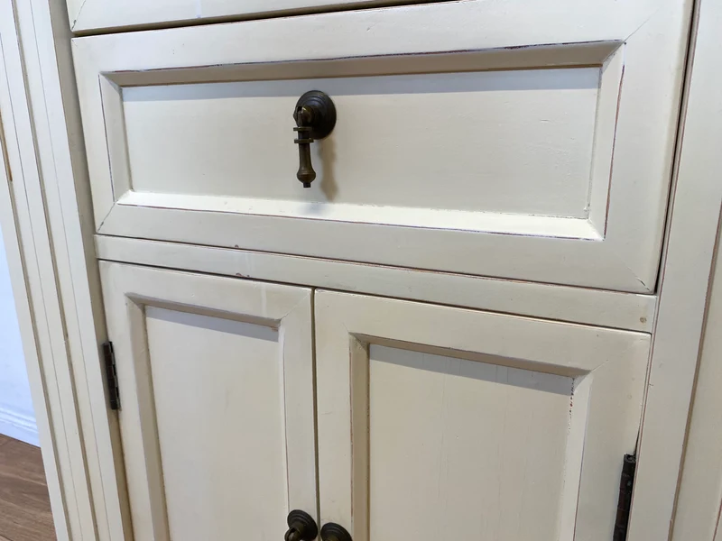 Sehr schöner weißer Vintage Schrank im antiken Stil mit Schubladen und Messinggriffen I Kommode Flurkommode Garderobe Wäschekommode Schuhkommode Schuhschrank Garderobe I