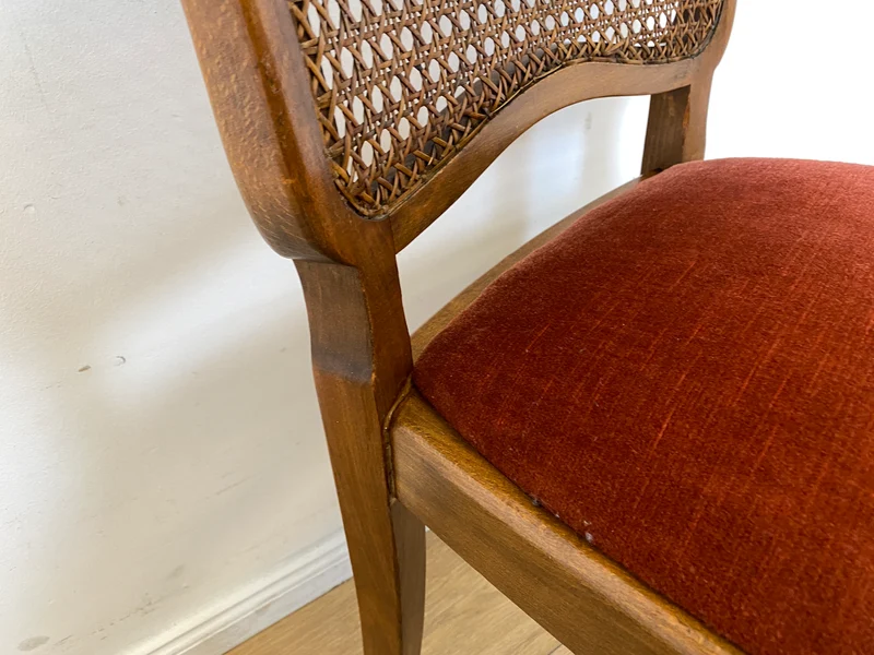 Set aus 4 wunderschönen 50er Jahre Chippendale Esszimmerstühlen mit Wiener Geflecht & bordeaux rotem Bezug I 4er Stühle Holzstühle Küchenstühle Mid-Century Vintage Barock I