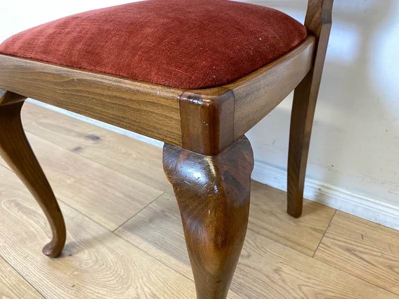 Set aus 4 wunderschönen 50er Jahre Chippendale Esszimmerstühlen mit Wiener Geflecht & bordeaux rotem Bezug I 4er Stühle Holzstühle Küchenstühle Mid-Century Vintage Barock I