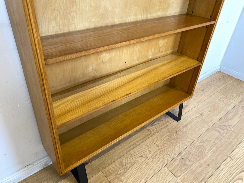 Schönes helles Mid-Century Regal , Vollholz, mit verstellb. Regalböden & neuen Metallfüßen I Holzregal Bücherregal Bücherschrank Küchenregal Regalwand Vintage Retro 60er I