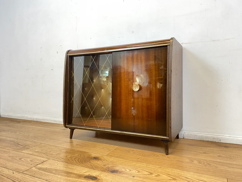 Formschöne dunkle 50er Jahre Barkommode mit Schiebetüren , Originalglas und Messingbeschlag I Bar Barschrank Vitrine Kommode Sideboard Rockabilly Mid-Century Vintage 60er I