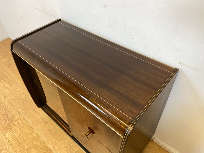 Formschöne dunkle 50er Jahre Barkommode mit Schiebetüren , Originalglas und Messingbeschlag I Bar Barschrank Vitrine Kommode Sideboard Rockabilly Mid-Century Vintage 60er I