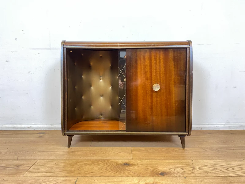 Formschöne dunkle 50er Jahre Barkommode mit Schiebetüren , Originalglas und Messingbeschlag I Bar Barschrank Vitrine Kommode Sideboard Rockabilly Mid-Century Vintage 60er I