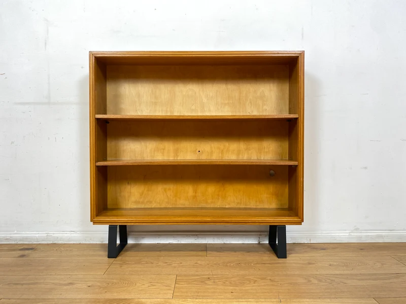 Minimalistisches Mid-Century Regal , Vollholz, mit verstellb. Regalböden & neuen Metallfüßen