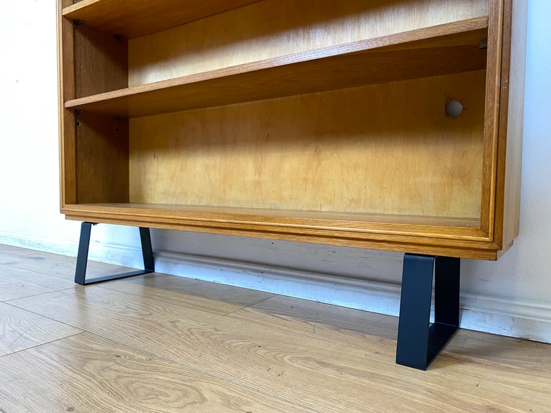 Minimalistisches Mid-Century Regal , Vollholz, mit verstellb. Regalböden & neuen Metallfüßen