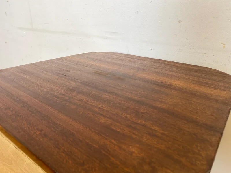 Sehr hübscher und stabiler kleiner 50er Jahre Beistelltisch im antiken Stil , teilweise in Mahagoni, mit gedrechseltem Fuß I Tisch Tischchen Ablage Telefontisch Blumentisch Vintage I