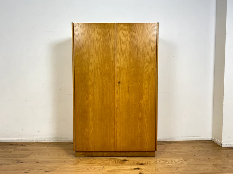 Ein VEB Hellerau Original I Seltener Mid-Century Kleiderschrank 799/O aus 1966 in ozeanischem Nussbaum mit Kleiderstange I Schrank Schlafzimmerschrank Vintage Retro 60er I