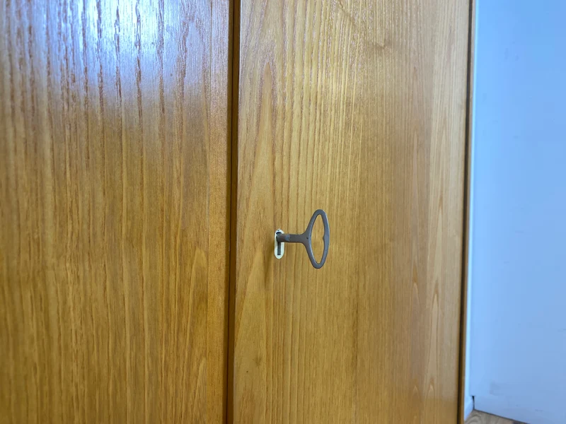 Ein VEB Hellerau Original I Seltener Mid-Century Kleiderschrank 799/O aus 1966 in ozeanischem Nussbaum mit Kleiderstange I Schrank Schlafzimmerschrank Vintage Retro 60er I