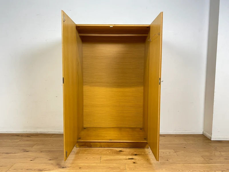 Ein VEB Hellerau Original I Seltener Mid-Century Kleiderschrank 799/O aus 1966 in ozeanischem Nussbaum mit Kleiderstange I Schrank Schlafzimmerschrank Vintage Retro 60er I