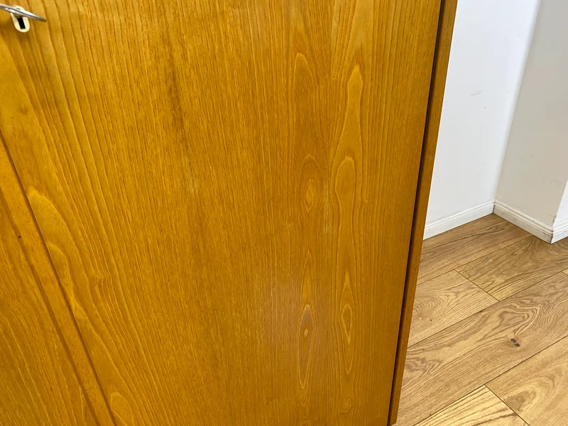 Ein VEB Hellerau Original I Seltener Mid-Century Kleiderschrank 799/O aus 1966 in ozeanischem Nussbaum mit Kleiderstange I Schrank Schlafzimmerschrank Vintage Retro 60er I