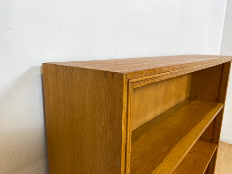 Gut erhaltenes Mid-Century Regal , Vollholz, mit verstellb. Regalböden & neuen Metallfüßen I Holzregal Bücherregal Bücherschrank Küchenregal Regalwand Vintage Retro 60er I