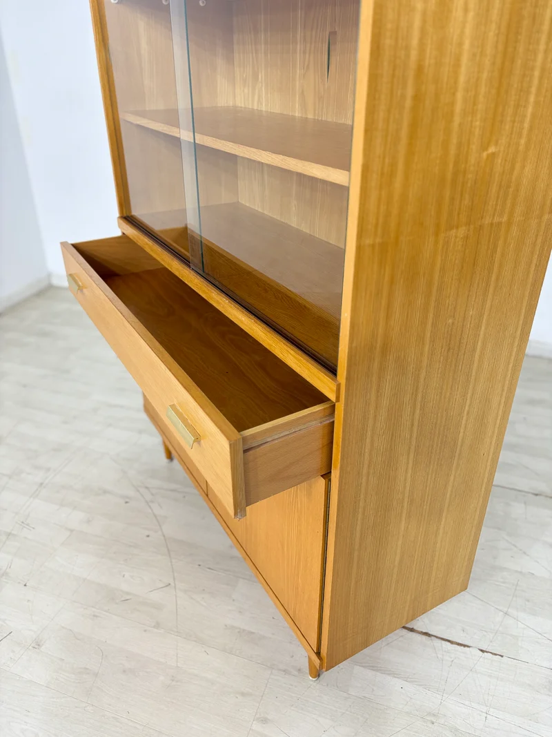 Elegantes Mid-Century Highboard – Stilvolle Vitrine aus den 60er Jahren