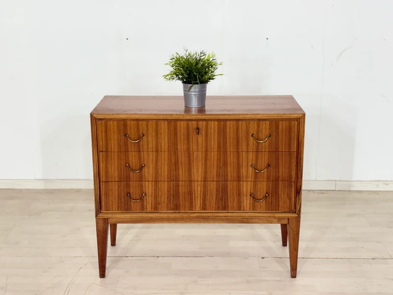 Mid-Century Kommode – 60er Jahre Vintage Waschkommode – Nussbaum mit Messinggriffen